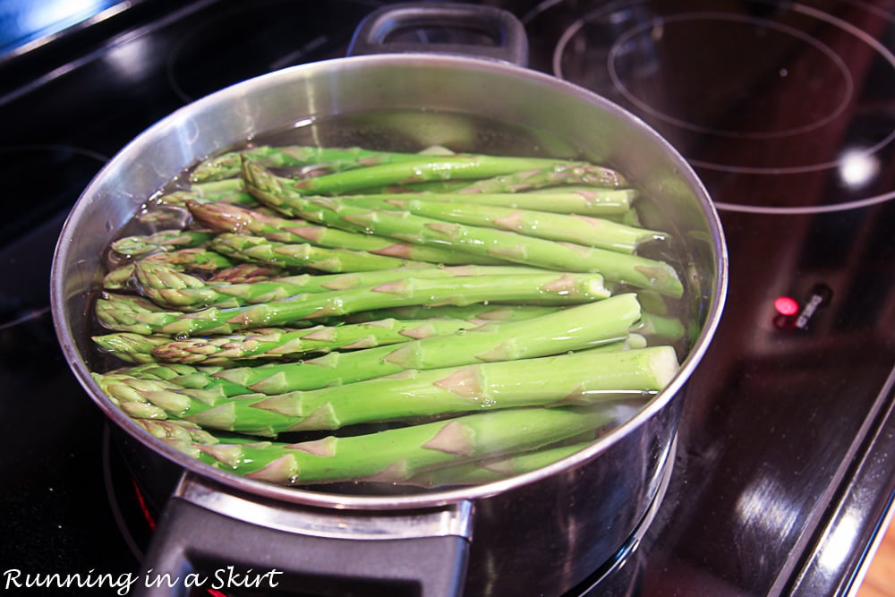 Process photo showing how to blanch the asparagus.