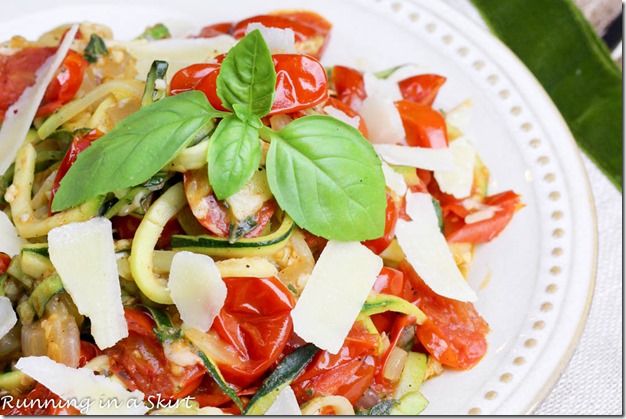 tomato parmesan zoodles / Spiralize zucchini noodles for a quick and easy low fat meal!