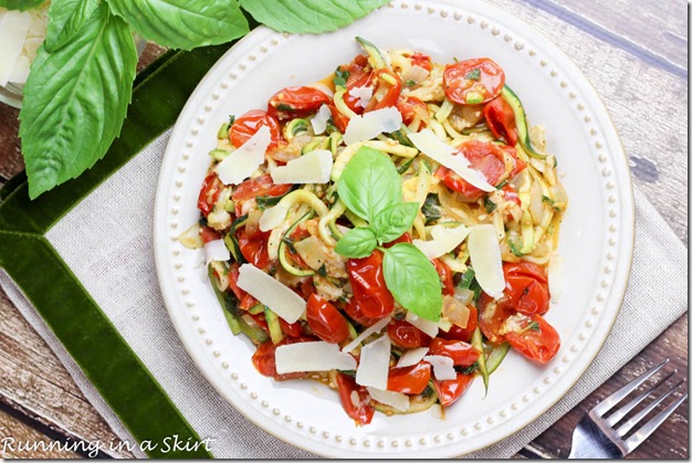 tomato parmesan zoodles / Spiralize zucchini noodles for a quick and easy low fat meal!