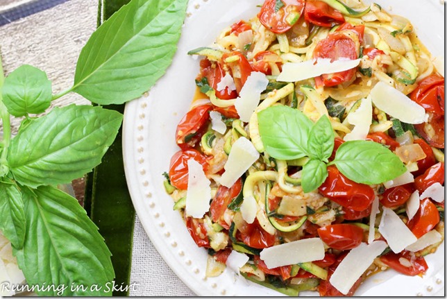 tomato parmesan zoodles / Spiralize zucchini noodles for a quick and easy low fat meal!