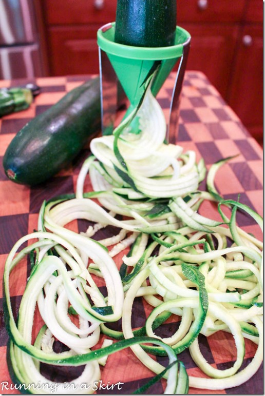 tomato parmesan zoodles / Spiralize zucchini noodles for a quick and easy low fat meal!