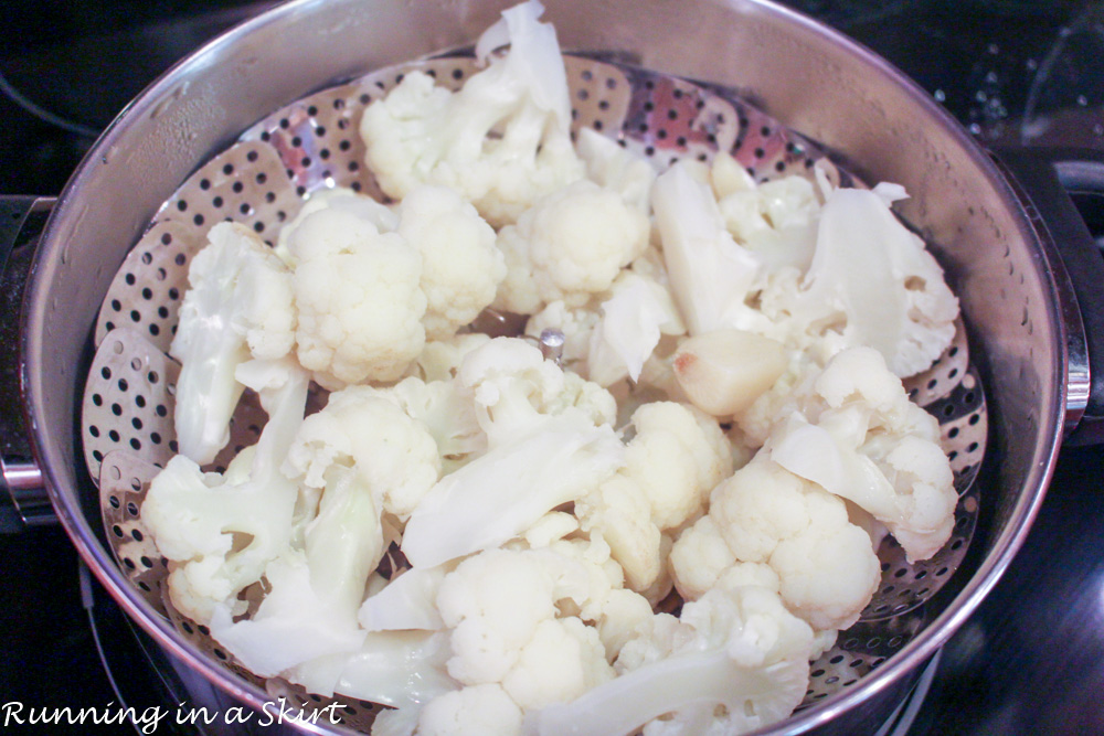 Don't let potatoes have all the fun! Try my Parmesan Garlic Mashed Cauliflower recipe! / Running in a Skirt