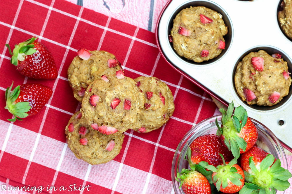 Healthy Whole Wheat Strawberry Muffins (has oatmeal and bannanas) - only a touch of coconut sugar and coconut oil / Running in a Skirt