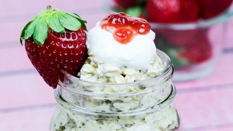 Strawberry Shortcake Overnight Oats-Easy, healthy breakfast / Running in a Skirt