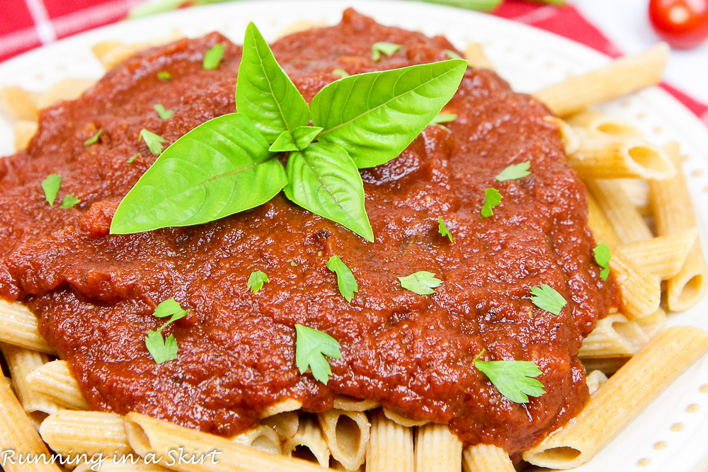 Easy Crock Pot Marinara Sauce recipe / Running in a Skirt