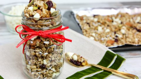 Healthy Crock Pot Christmas Granola recipe / Running in a Skirt