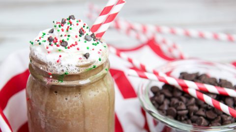 Healthy Peppermint Chocolate Smoothie recipe / Running in a Skirt