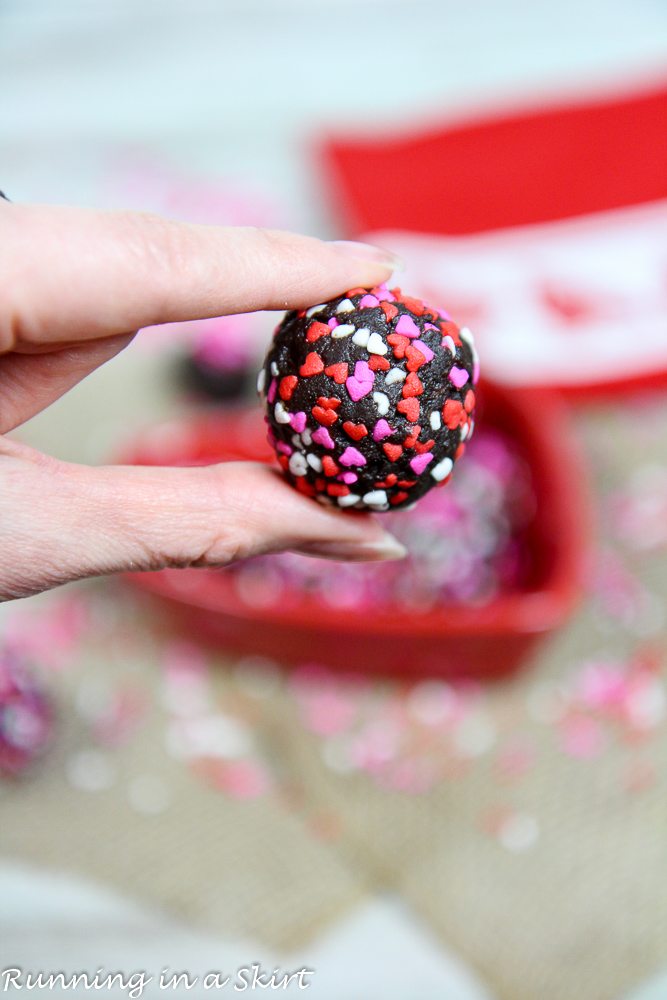 Date and Chocolate Valentine's Day Healthy Truffles recipe / Running in a Skirt