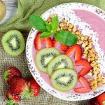 Kiwi Strawberry Smoothie Bowl Recipe / Running a Skirt