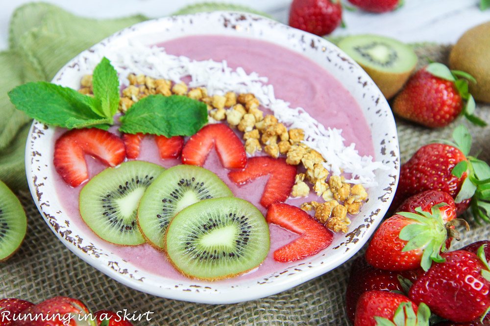 Kiwi Strawberry Smoothie Bowl Recipe / Running a Skirt