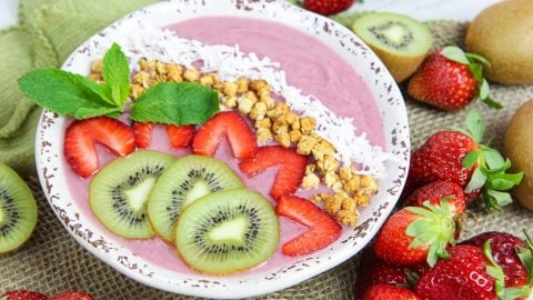 Kiwi Strawberry Smoothie Bowl Recipe / Running a Skirt
