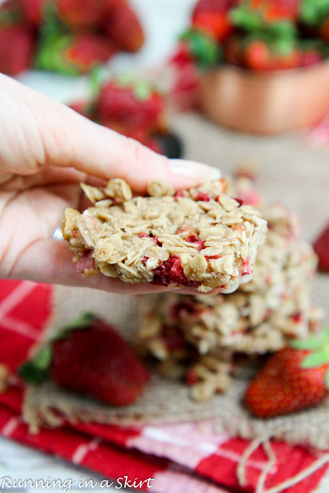 6 Ingredient Oatmeal Fresh Strawberry Bars