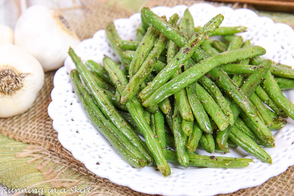 Roasted Green Beans with Garlic close up shot showing the charred green bean.