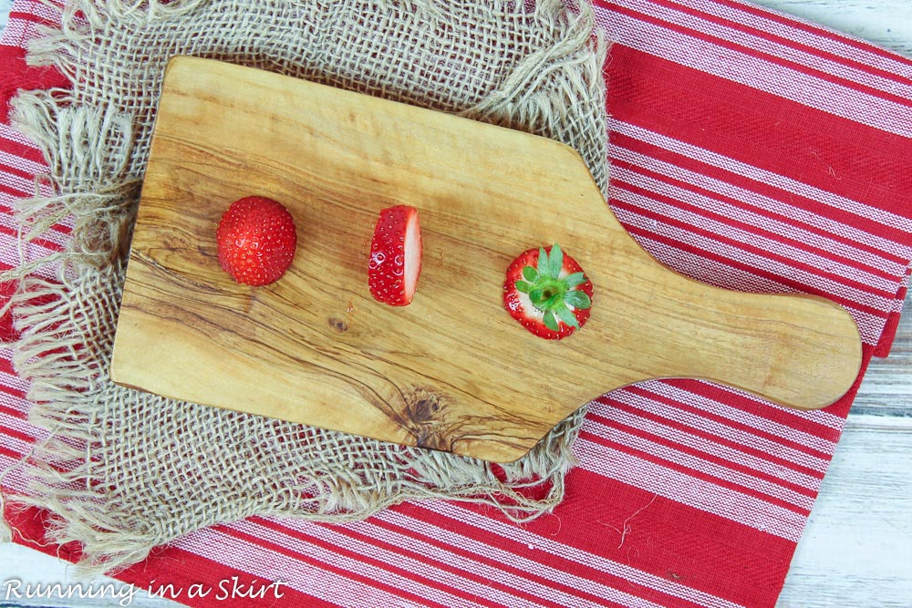 Process photo showing how to cut the strawberries.