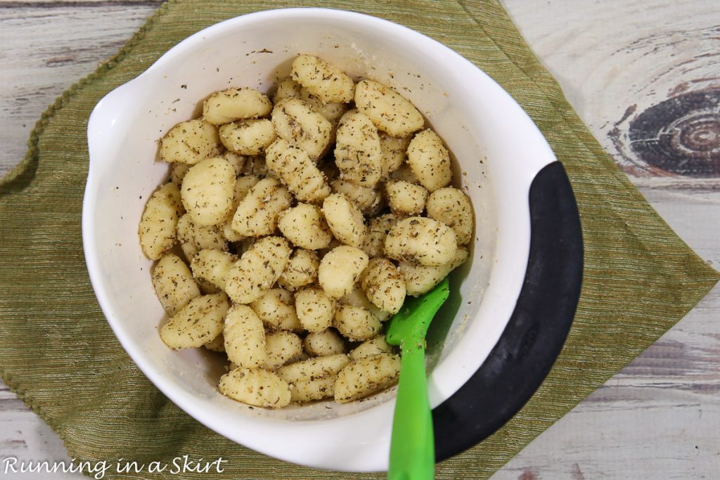 Process pho showing how to prepare the gnocchi.