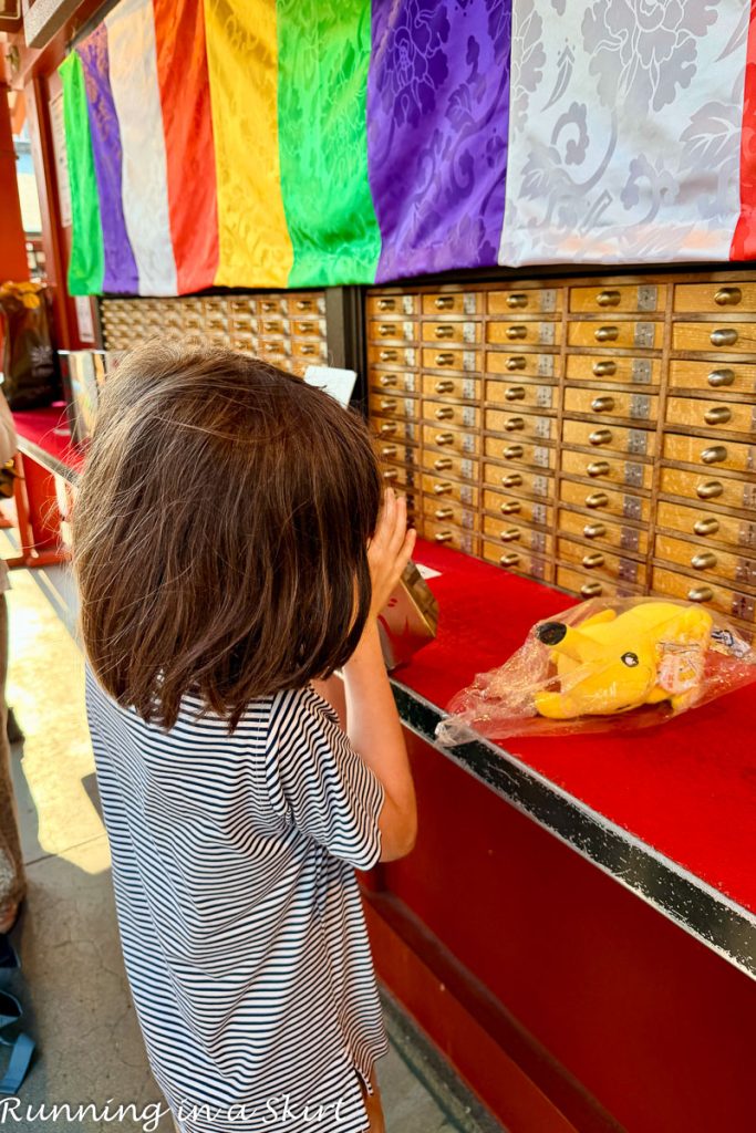 kids doing omikuji